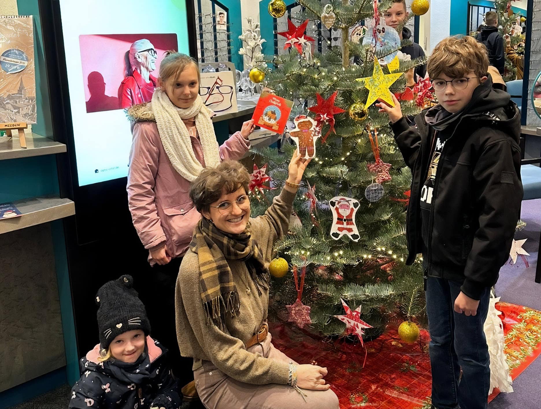 Frau Fine Franke mit den Kindern vom Verein Eisenherz e.V bei der Übergabe der Wunschzettel in Finow weihnachtswunschbaum