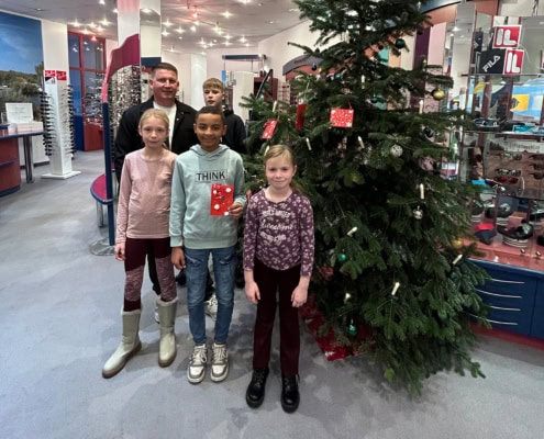 Lavinia,Prince,Amy, Derek und Herr Schadow (von rechts unten) weihnachtswunschbaum25 2