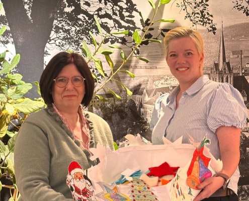 Frau Rüdiger vom Haus Sozialer Integration weihnachtswunschbaum25 4